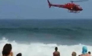 Brésil: Un hélicoptère venu sauver un nageur se crashe devant la plage le 29 décembre 2012