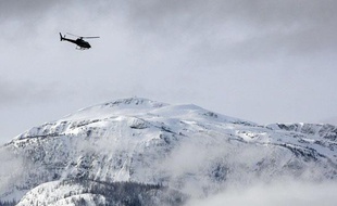 Un hélicoptère de secours survole la zone où a eu lieu une avalanche en Colombie-Britannique, au Canada, le 14 mars 2010.