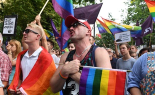 Des manifestants pour les droits LGBT dans les rues de Varsovie, le 7 août 2019.