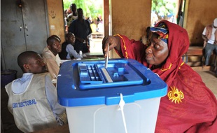 Une femme vote pour l'élection présidentielle à Bamako, au Mali, le 11 août 2013.