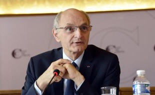 La Cour des comptes a averti jeudi le gouvernement que le déficit public risque de déraper en 2013 et développé des "pistes" d'économies parfois iconoclastes pour 2014-2015.
