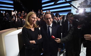 François Hollande à côté de Karine Charbonnier, chef d'entreprise, après leur passage sur TF1 le 6 novembre 2014.