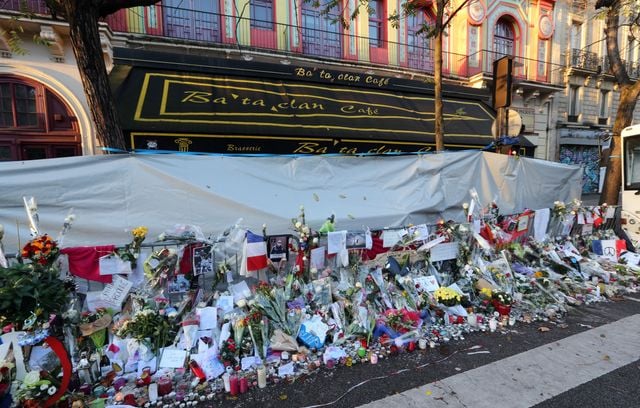 Des fleurs déposées devant le Bataclan à Paris en hommage aux victimes de la fusillade terroriste du 13 novembre.