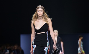 Gigi Hadid, présente la collection Versace lors de la Fashion Week de Milan, le 26 février 2016.