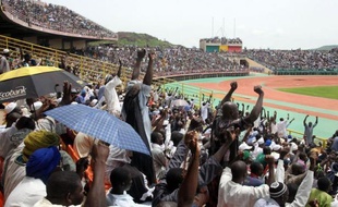 Pour la première fois depuis le début de l'occupation du nord du Mali par des groupes islamistes fin mars, une foule de 50.000 à 60.000 personnes s'est rassemblée dimanche dans un stade de Bamako pour appeler à "la paix et à la réconciliation" dans leur pays.
