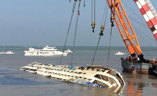 Des grues redressent le navire Etoile de l'Orient dans le fleuve Yangtze à Jianli le 5 juin 2015