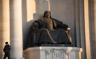 La statue de Kubilai Khan, petit-fils de Gengis Khan, le 9 février 2015 à Oulan-Bator, en Mongolie