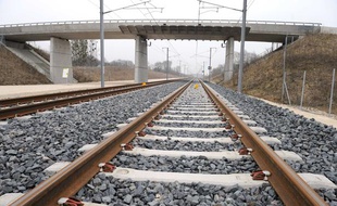 La ligne du TGV Rhin-Rhône, le 31 janvier 2011, à Auxonne (Côte d'Or).