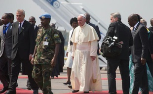 Le pape François (c) à son arrivée à Bangui, le 29 novembre 2015