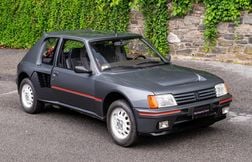 Une Peugeot 205 T16 aux enchères