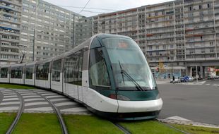 Illustration. Le tram dans la ville, à l'Esplanade. Le 23 10 2007