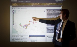 Pascal Canfin, ministre délégué au Développement, présente le site Internet dédié à la transparence de l’aide française au Mali lancé le 18 septembre 2013 par le ministère des Affaires Etrangères.
