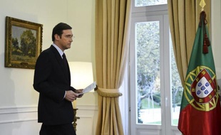 Le gouvernement portugais de centre droit a décidé de geler toutes les dépenses publiques non essentielles, suite à l'invalidation par la Cour constitutionnelle de plusieurs mesures d'austérité qui a compliqué la réalisation des objectifs budgétaires du pays.