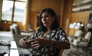 La maire de Paris, Anne Hidalgo, dans son bureau le 24 juin 2019.