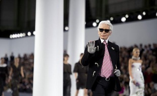 Le créateur Karl Lagerfeld a démenti dimanche soir avoir traité le président François Hollande d'"imbécile" comme l'a rapporté l'édition espagnole du magazine Marie Claire, invoquant un problème de traduction dans l'entretien.