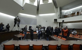 Le procès de néo-nazis pour une série de meurtres racistes, qui devait s'ouvrir mercredi à Munich (sud de l'Allemagne), a été reporté au 6 mai afin de revoir la procédure d'accréditation des médias, a annoncé lundi le tribunal.