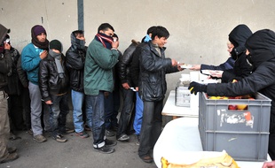 L'association Salam distribue des repas chauds aux migrants à Calais.