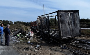 L'épave du camion qui a pris feu avec 11 migrants à bord à Kavala le 13 octobre 2018.