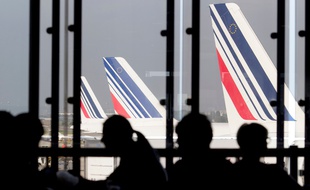 Le 15/09/2014 , des avions Air France à Paris-Orly. AFP PHOTO / KENZO TRIBOUILLARD