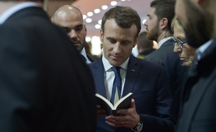 Emmanuel Macron à l'inauguration du Salon du livre le 15 mars à Porte de Versailles.