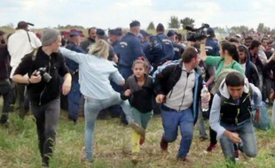 Capture vidéo du 9 septembre 2015, d'une opératrice de télévision hongroise donnant des coups de pied à des migrants qui venaient de franchir la frontière près de Roszke (Hongrie)