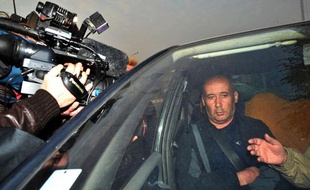 Loïc Sécher, condamné à 16 ans pour le viol d'une adolescente qui s'est rétractée depuis, répond aux questions des journalistes à bord d'une voiture d'un membre de son comité de soutien, le 13 avril 2010, à sa sortie du Centre de Détention de Nantes.
