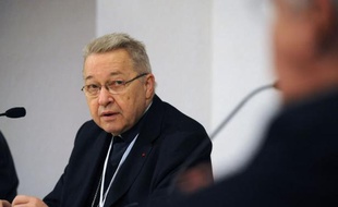 SOS homophobie "appelle les parlementaires à résister aux instructions religieuses sur l'homosexualité". Elle cite notamment une tribune publiée dans Le Monde par le Grand rabbin de France Gilles Bernheim et les déclarations du cardinal André Vingt-Trois qui a attaqué le "mariage pour tous", samedi à Lourdes en demandant aux chrétiens de saisir leurs élus.