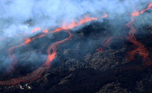 Le Piton de la Fournaise est entré en éruption ce vendredi à La Réunion.