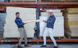 Jérémie Adjedj (à gauche) et Stéphane Duponchel (à droite), dans les ateliers d'Ecomatelas