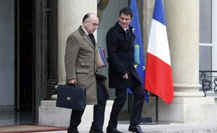 Le Premier ministre Manuel Valls (d) et le ministre de l'Intérieur Bernard Cazeneuve, le 30 mars 2016 à Paris