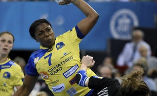 Grace Zaadi, ici face à
Anna Viakhireva... qu'elle retrouvera sous le maillot de Rostov la saison prochaine.