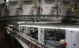 Acteur intermédiaire des boissons alcoolisées, le japonais Suntory a surpris le monde des spiritueux en mettant 16 milliards de dollars sur le comptoir pour absorber l'américain Beam, mais les géants du secteur dont le français Pernod Ricard pourraient réagir.