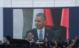 Un écran géant retransmet en direct le discours du président américain Barack Obama lors d'une cérémonie à Varsovie, le 4 juin 2014
