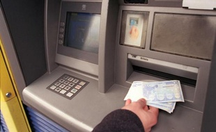 Retrait d'argent à un distributeur de billets.