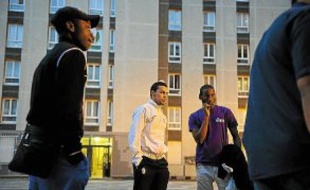 Des jeunes discutent, à la cité Paul-Eluard de Bobigny (Seine-Saint-Denis).