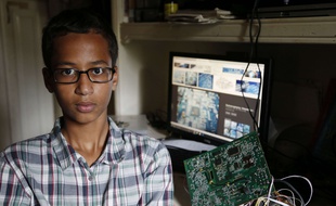 Ahmed Mohamed, 14 ans, pose avec son horloge dans sa maison au Texas (Etats-Unis) le 16 septembre 2015.