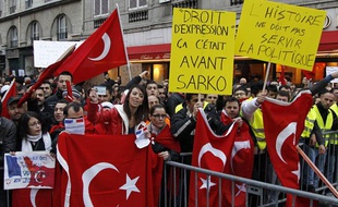 Des membres de la communauté truque en France manifestent près de l'Assemblée Nationale, à Paris, le 22 décembre 2011.