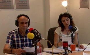 Deux journalistes de la Radio Rozana dans leur bureau à Paris, dont l'adresse est tenue secrète pour raisons de sécurité.