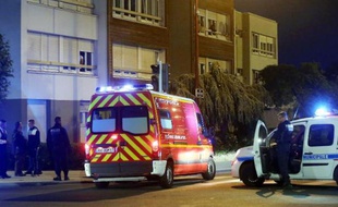 Des véhicules de police municipale et de pompiers dans le quartier où un homme ivre a tiré sur des passants, en tuant un et en blessant deux autres, le 30 mai 2015 à Woippy en Moselle
