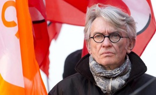 Le secrétaire général de Force ouvrière, Jean-Claude Mailly, manifeste pour la défense du droit de grève, le 18 février 2015 à Paris