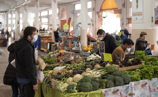 Au marché Forville, à Cannes, le 20 mars 2020 pendant le confinement
