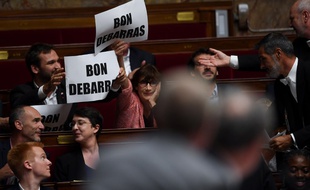 La France Insoumise brandit des panneaux
