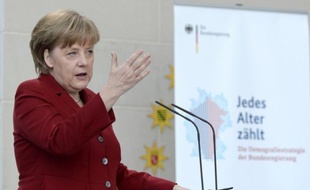 La chancelière Angela Merkel, tenante de l'austérité, se prépare à un bras de fer avec le socialiste François Hollande, s'il est élu président, mais tous deux n'auront d'autre choix que de s'entendre sur des mesures de relance, estiment des analystes.