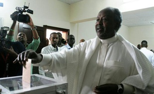 Le président sortant de Djibouti Ismail Omar Guelleh candidat à sa réélection en train de voter à l'élection présidentielle à Djibouti le 8 avril 2016