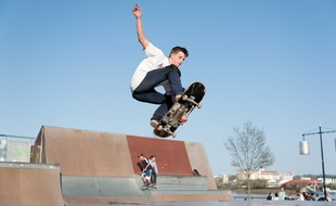 Un skateur au quai des Charrons. Illustration.