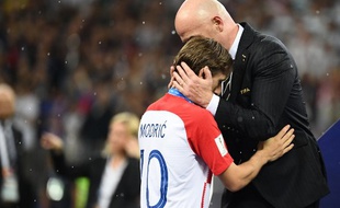 Luka Modric consolé par Gianni Infantino, le 15 juillet 2018 à Moscou.
