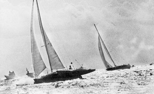 Lors de la première Route du Rhum en 1978, Mike Birch sur son petit trimaran jaune double Michel Malinovsky et son voilier au large de la Guadeloupe. Et l'emporte pour 98 secondes.