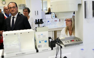 Visite du président François Hollande dans un laboratoire de fabrication de médicaments antidouleurs, le 17 mai 2016 au Grand-Quevilly près de Rouen