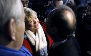 François Hollande et Eva Joly, candidats PS et EELV à l'Elysée, se sont embrassés jeudi matin à leur arrivée à Nantes après un voyage dans le même TGV, mais dans deux wagons différents.