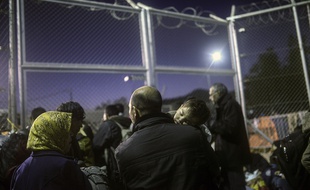 Des réfugiés et des migrants attendent d'être enregistrés après leur arrivée sur l'île grecque de Lesbos, le 16 novembre 2015.